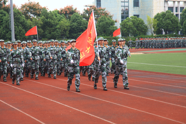 中国人民解放军31605部队参谋长李值基上校,省军区政治部全国国防教育